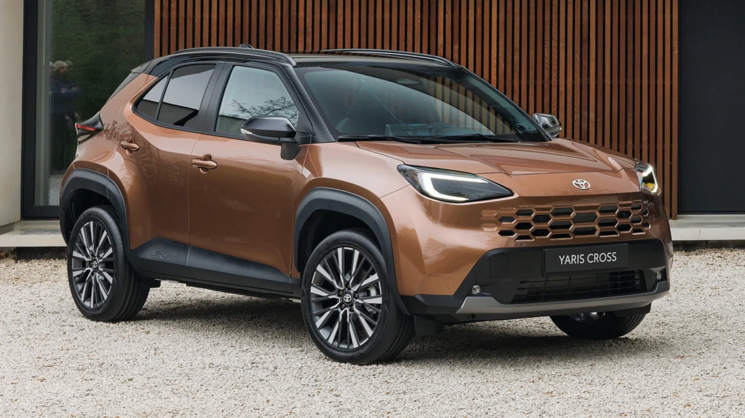 Toyota Yaris Cross 2026: The Facelift That Trades Its “Mustache” for a Honeycomb Grille