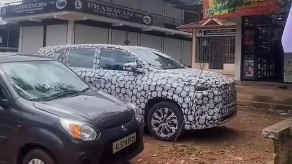 Premium Lounge Updates: 2027 Toyota Innova Hycross Facelift Camouflaged on Indian Roads